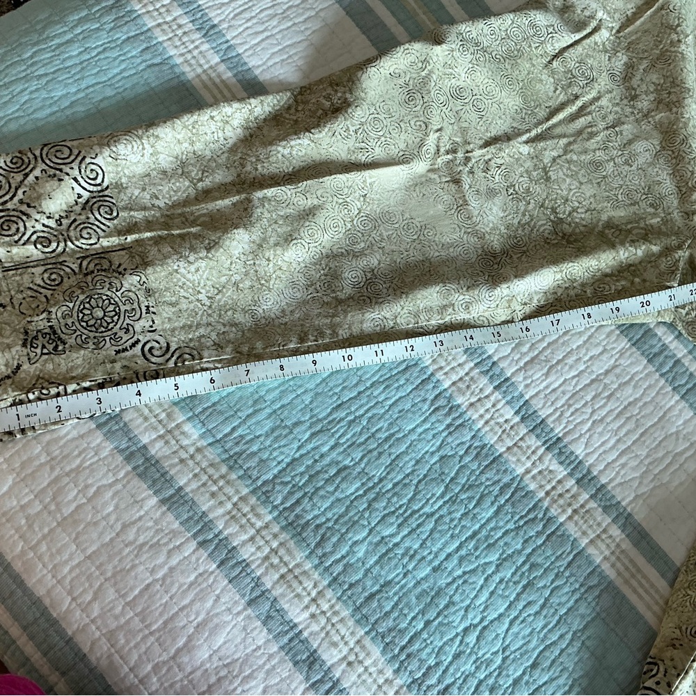 Chicos Geometric Patterned capris - Picture 3 of 4